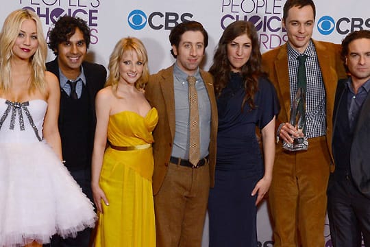 Die Stars der Serie "The Big Bang Theory" werden noch ein Weilchen zusammen arbeiten.