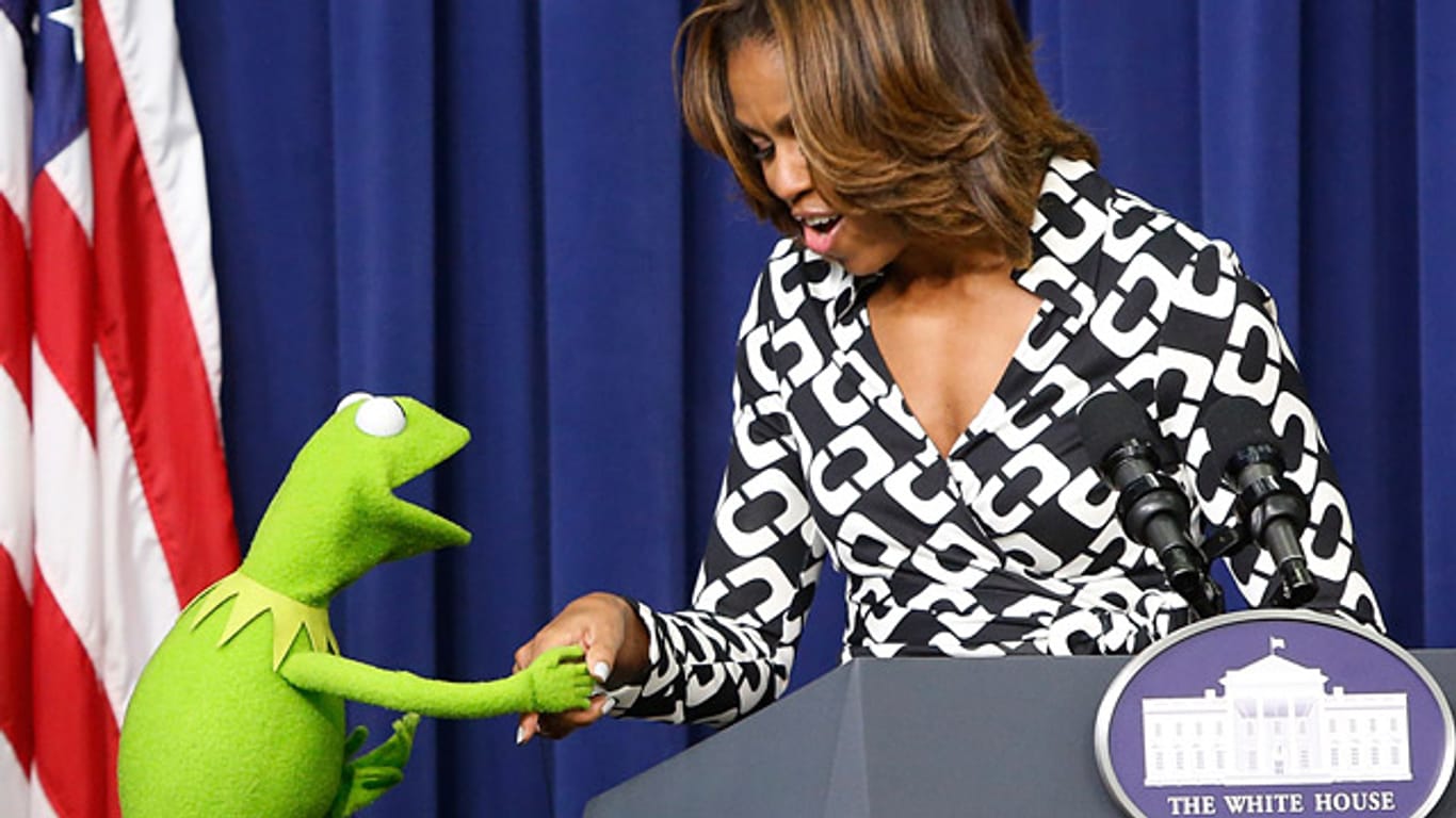 Michelle Obama begrüßt den berühmten Frosch Kermit im Weißen Haus.