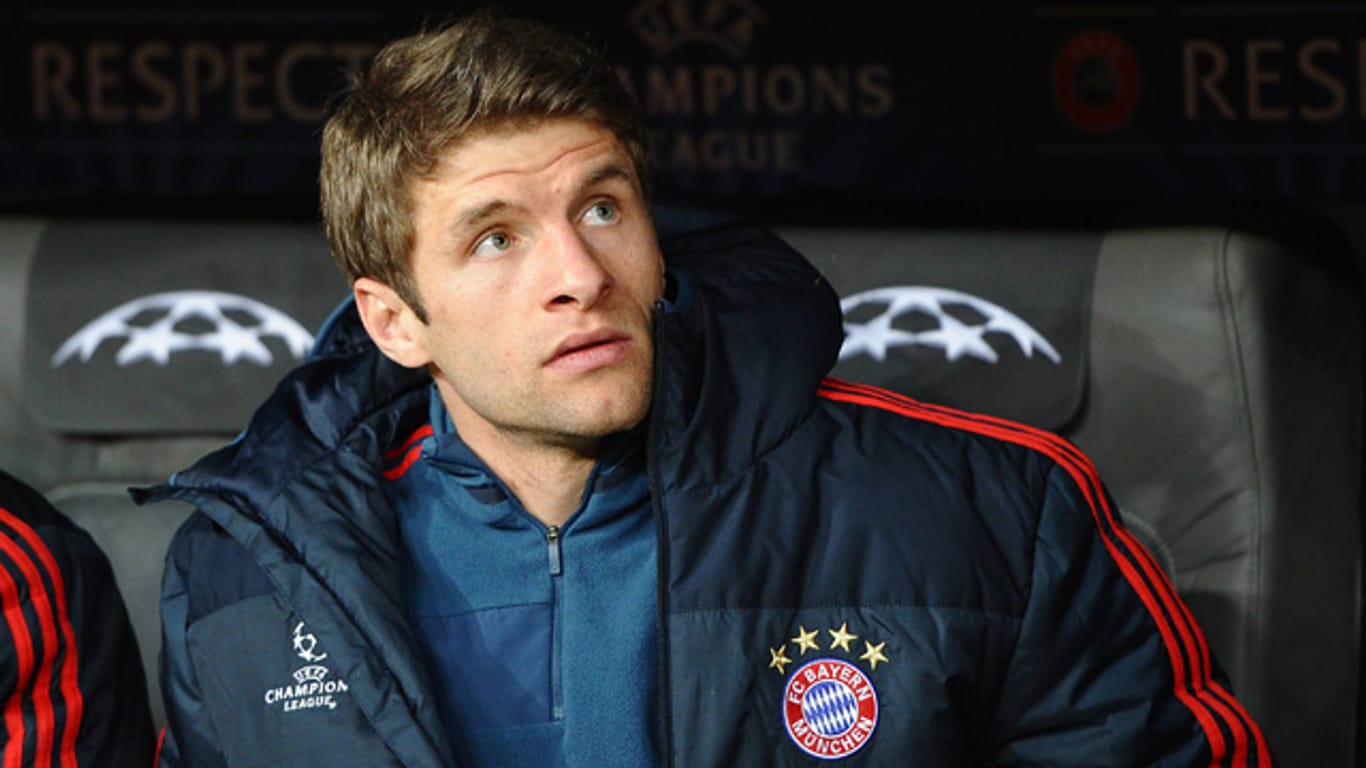 Thomas Müller nimmt auf der Ersatzbank des FC Bayern Platz.