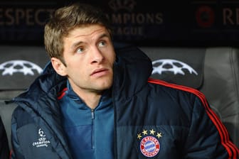 Thomas Müller nimmt auf der Ersatzbank des FC Bayern Platz.
