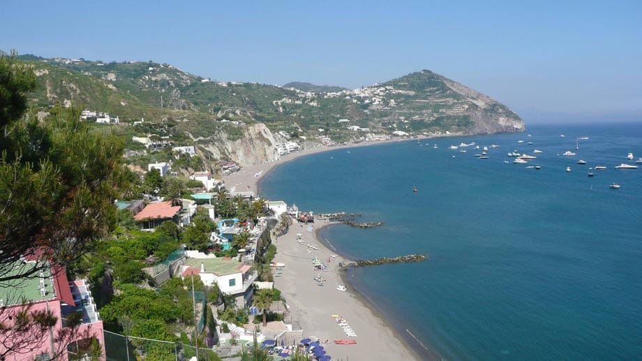 Der Blick auf den Maronti-Strand von Sant'Angelo. Der Ort bezaubert vor allem durch seine Lage.