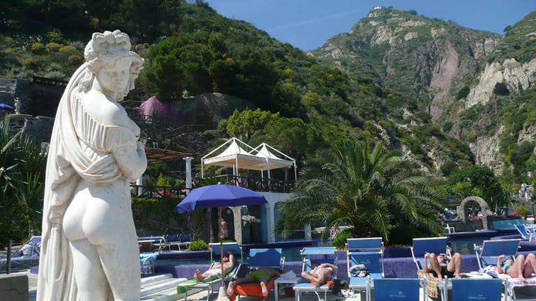 Zum "Hotel Miramare" gehört der Thermalgarten Aphrodite-Apollon, eine weitläufige Badelandschaft, die sich mit ihren unterschiedlich temperierten Kur- und Badebecken harmonisch zwischen den steil abfallenden Felsen und dem Sandstrand fügt.