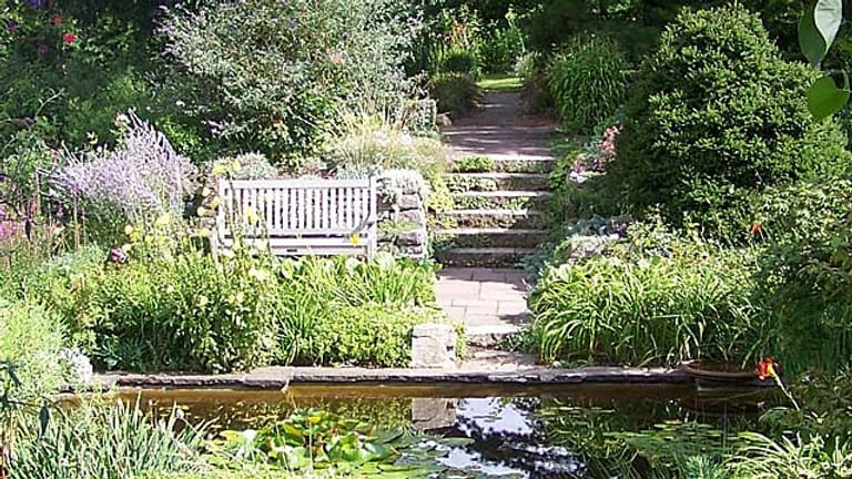 Ein Senkgarten eignet sich auch für kleine Gärten.