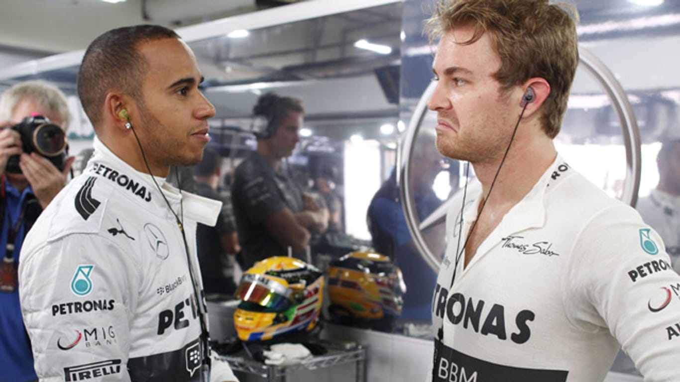 Lewis Hamilton (li.) redet schlecht über seinen Mercedes-Kollegen Nico Rosberg (re.).