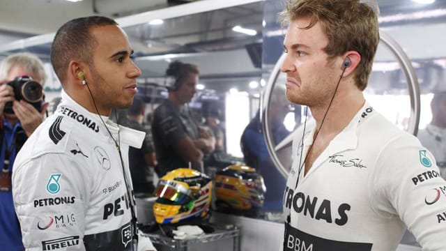 Lewis Hamilton (li.) redet schlecht über seinen Mercedes-Kollegen Nico Rosberg (re.). Lewis Hamilton (li.) redet schlecht über seinen Mercedes-Kollegen Nico Rosberg (re.).