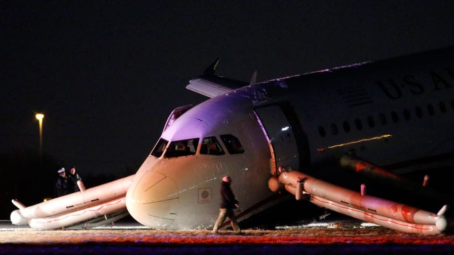 Flugzeugcrash in Philadelphia: Bei einem Airbus A320 der Fluggesellschaft US-Airways platzt während des Startvorgangs ein Reifen. Flugzeugcrash in Philadelphia: Bei einem Airbus A320 der Fluggesellschaft US-Airways platzt während des Startvorgangs ein Reifen.