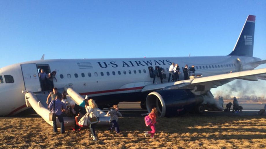 Die Passagiere verlassen das Flugzeug über Rutschen. Die Passagiere verlassen das Flugzeug über Rutschen.