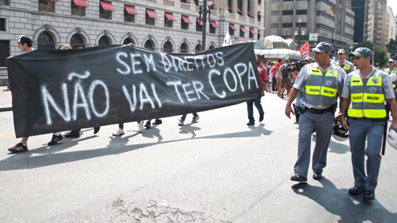 Demonstranten protestieren im Februar in Sao Paulo gegen die WM und für ihre Rechte in Brasilien.