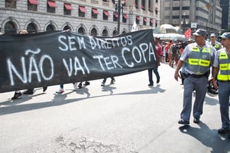 Demonstranten protestieren im Februar in Sao Paulo gegen die WM und für ihre Rechte in Brasilien.