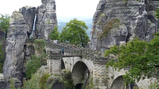 Zu Zeiten Caspar David Friedrichs war die Brücke über die Bastei noch aus Holz - doch der Künstler ließ sie auf seinen Werken ohnehin einfach weg.