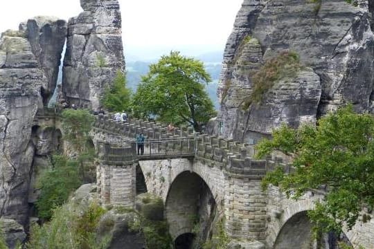 Zu Zeiten Caspar David Friedrichs war die Brücke über die Bastei noch aus Holz - doch der Künstler ließ sie auf seinen Werken ohnehin einfach weg.