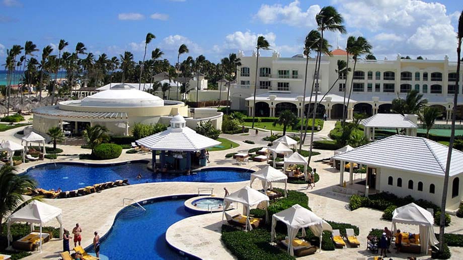 Im Adult-Only-Hotel "Iberostar Grand Hotel Bávaro" ist der azurblaue Pool ist perfekt, um sich in der Dominikanischen Republik einfach treiben zu lassen.