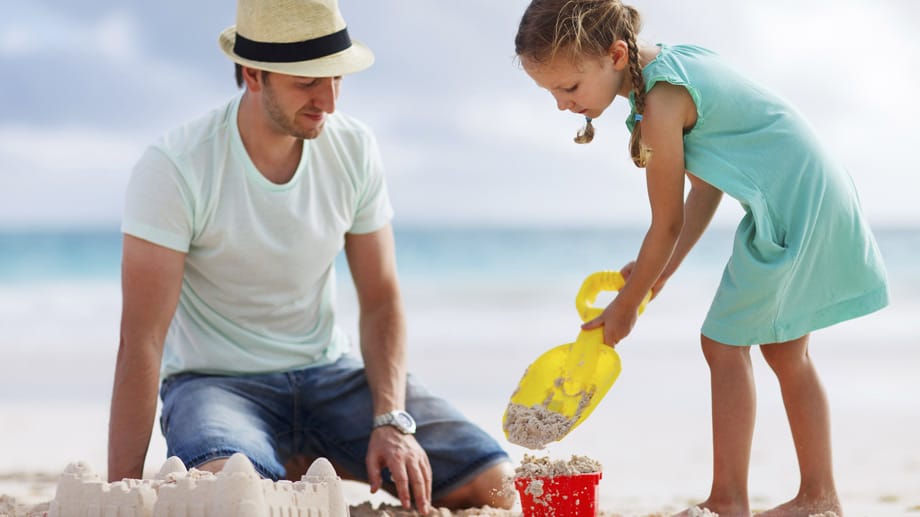 Am Strand liegen und sich sonnen ist nichts für Kinder: Sie wollen Spiel und Spaß im Urlaub.