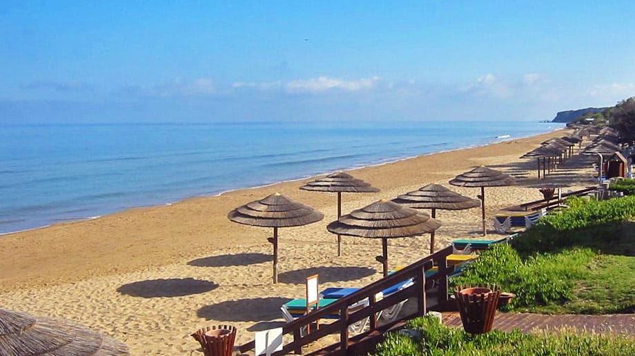 Am wunderschönen Sandstrand des "Hotels Kyllini Beach Resort" (vier Sterne in Kyllini / Griechenland) mit ausgezeichneter Wasserqualität lassen sich großartige Badeferien verbringen.