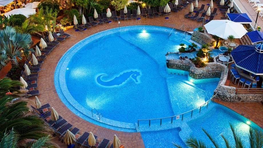 Die palmengesäumte Poollandschaft ist das Herzstück der Anlage im "Hotel Sol Y Mar Dar El Madina" in Marsa Alam, Ägypten.