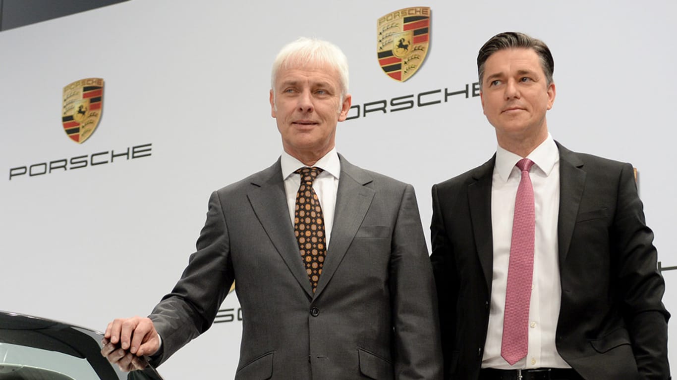 Porsche-Chef Matthias Müller (l.) und Finanzvorstand Lutz Meschke bei der Bilanz-Pressekonferenz in Stuttgart-Zuffenhausen