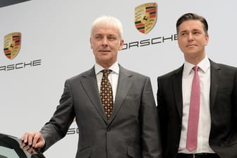 Porsche-Chef Matthias Müller (l.) und Finanzvorstand Lutz Meschke bei der Bilanz-Pressekonferenz in Stuttgart-Zuffenhausen