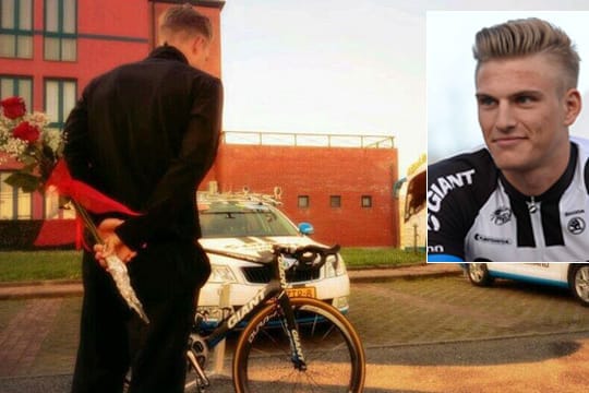 Marcel Kittel entschuldigt sich bei seinem Rad.