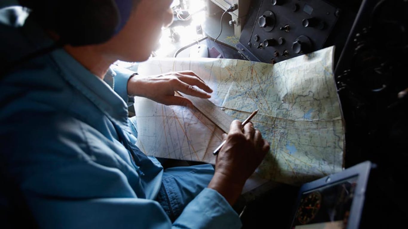 Die Suche nach dem verschollenen Flug MH370 wurde auf den Indischen Ozean ausgeweitet. Ein Unglück scheint immer unwahrscheinlicher.