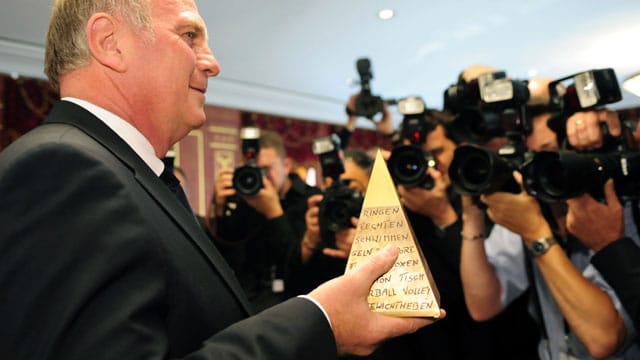 Uli Hoeneß wurde 2009 als 44. Mitglied in die Ruhmeshalle der Deutschen Sporthilfe aufgenommen. Uli Hoeneß wurde 2009 als 44. Mitglied in die Ruhmeshalle der Deutschen Sporthilfe aufgenommen.