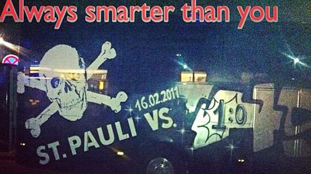 Nachdem Vandalen den Mannschaftsbus des FC St. Pauli beschmiert haben, antwortet der Zweitligist auf kreative Art und Weise.