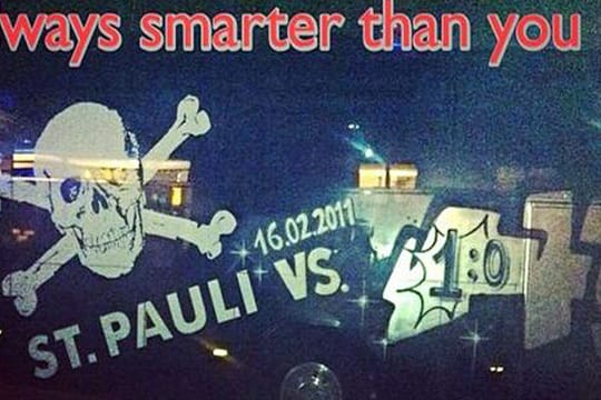 Nachdem Vandalen den Mannschaftsbus des FC St. Pauli beschmiert haben, antwortet der Zweitligist auf kreative Art und Weise.