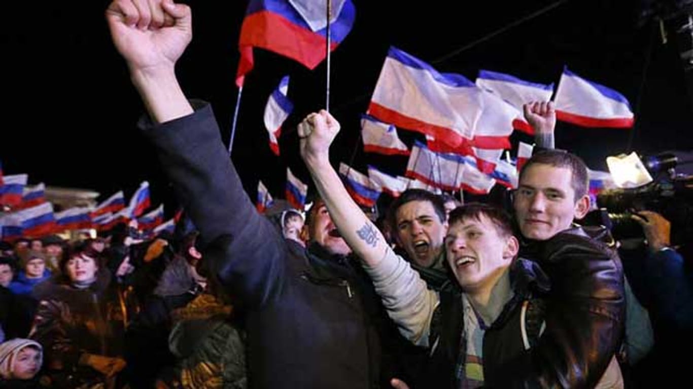 Jubelnde Menschen auf dem Leninplatz in Simferopol feiern den Ausgang des Krim-Referendums