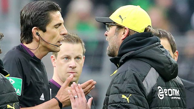 Schiedsrichter Deniz Aytekin (li.) versucht, BVB-Coach Jürgen Klopp zu beruhigen. Schiedsrichter Deniz Aytekin (li.) versucht, BVB-Coach Jürgen Klopp zu beruhigen.