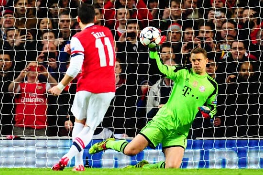 Zu schwach geschossen: Mesut Özil scheitert an Manuel Neuer.