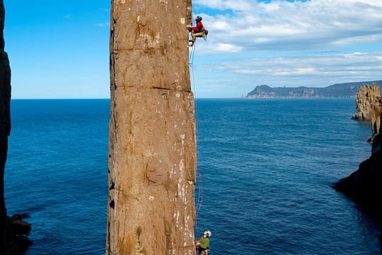 Dieser Felsen ragt aus dem Meer und ist besonders bei Kletterern beliebt.