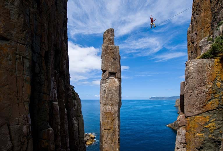Wem das noch nicht genug Adrenalin ist, der kann von der Spitze auf einem Drahtseil zurück auf die Haupt-Felsformation gelangen.