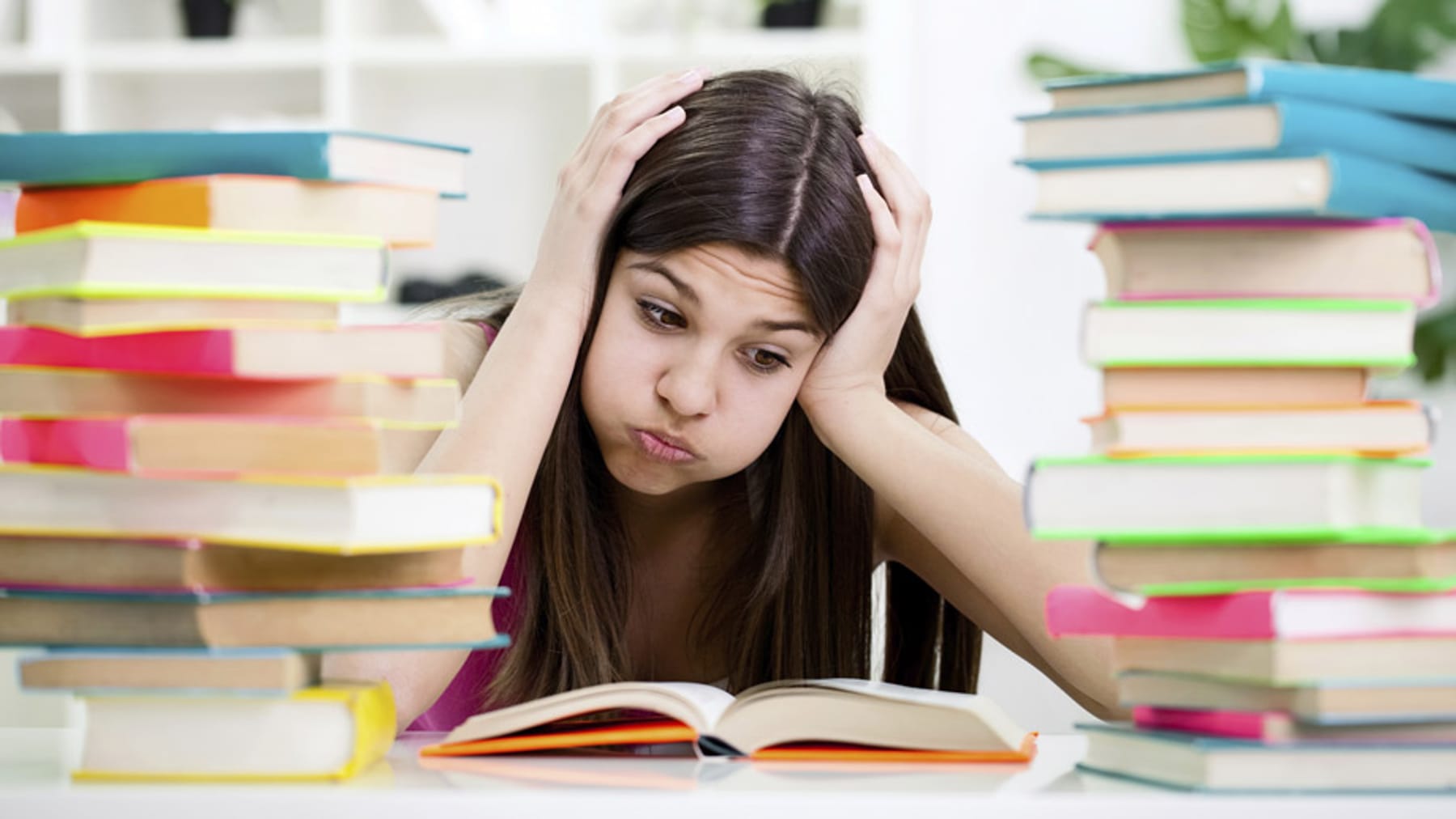 Книги много проблем. Девушка с учебниками. Студент над учебниками. Подросток с учебниками. Стресс от учебы.
