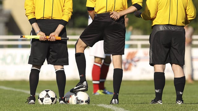 In Spanien ist ein jugendlicher Schiedsrichter von einem Spielervater angegriffen worden. In Spanien ist ein jugendlicher Schiedsrichter von einem Spielervater angegriffen worden.
