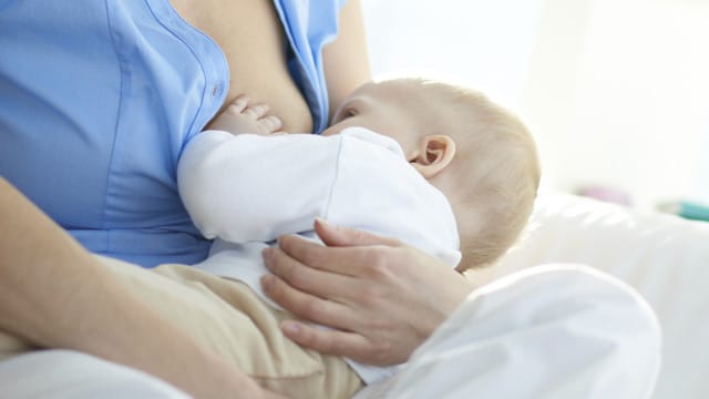 Muttermilch ist für ein Baby die beste Nahrung.