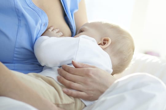 Muttermilch ist für ein Baby die beste Nahrung.