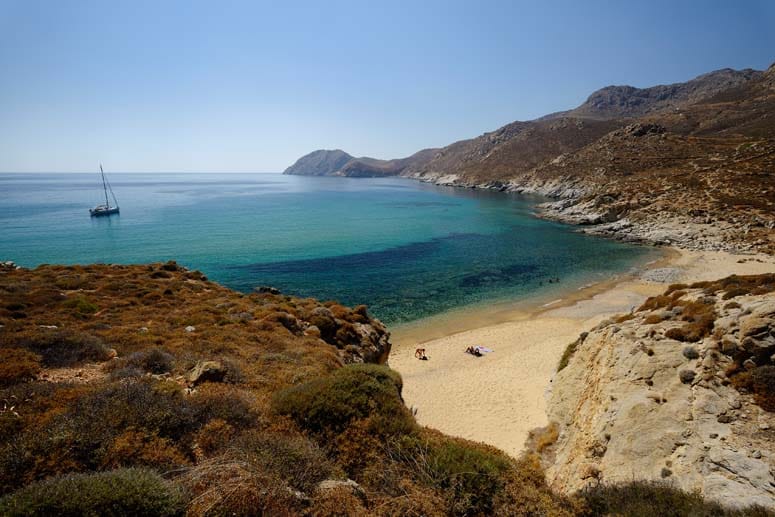 Serifos bleibt ein Zufluchtsort für wanderfreudige Inselliebhaber, die sich am Dünenstrand Psili Ammos im Schatten von Tamarisken über die Ruhe und den weißen Pudersand freuen.