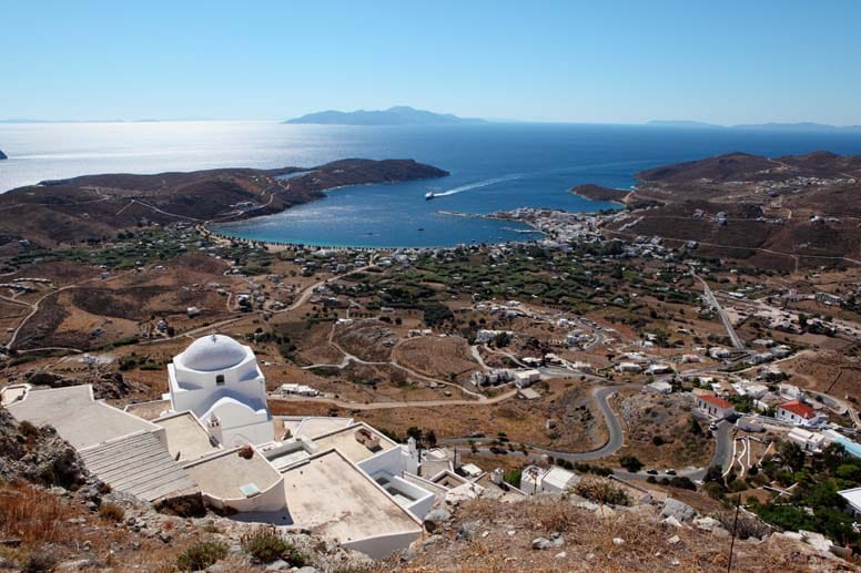 Des Urlaubers klassische Griechenland-Vorstellung: Das sind die Kykladen, kleine Inselchen mit weißen Würfelhäusern, die sich malerisch hinunter über einer tiefblauen Bucht den Hang hoch stapeln. Besonders eindrucksvoll geschieht das auf Serifos.