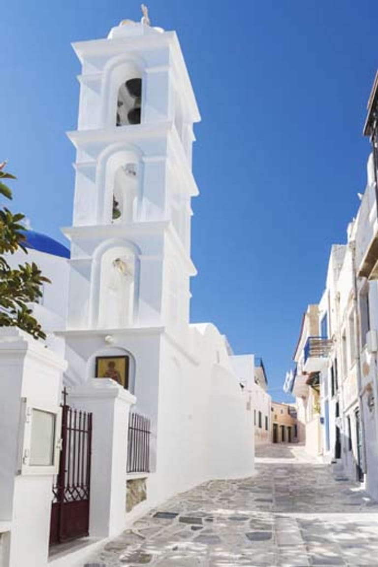 Tinos ist die heilige Insel der Griechisch-Orthodoxen Kirche. Discorummel darf man auch im Hauptort nicht erwarten, dafür fast jeden Tag in einem anderen Dorf Heiligenfeste mit anschließendem gemeinsamen Schmausen.