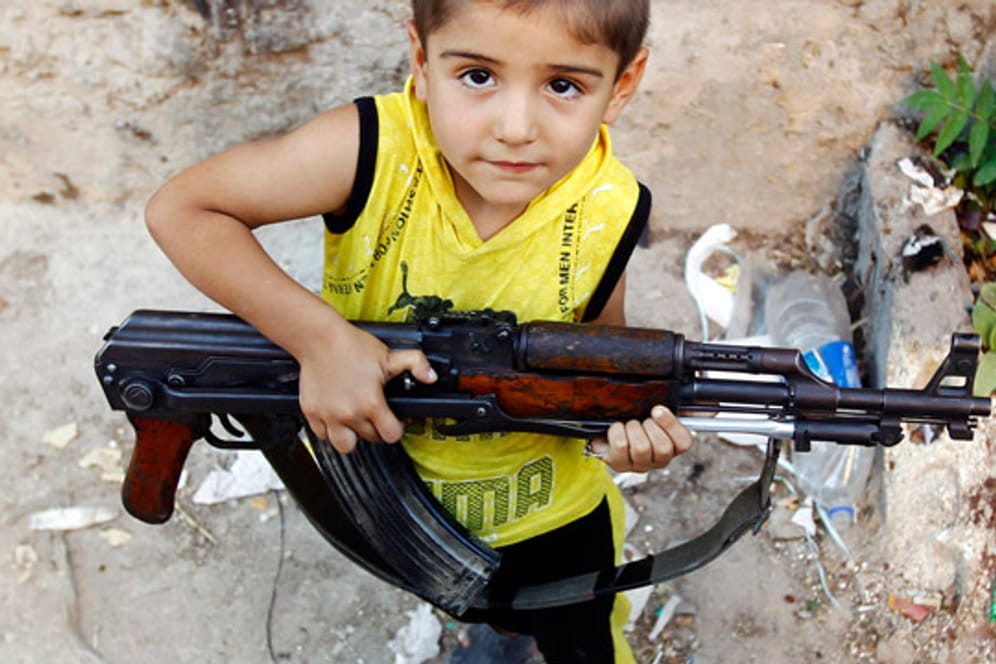 Schon von klein auf sind die syrischen Kinder an die allgegenwärtigen Waffen gewöhnt.