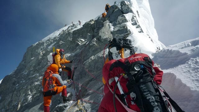Das ist der gefürchtete Hillary Step, an dem sich die Bergsteiger oft anstellen müssen - die Verzögerung bringt sie regelmäßig in Lebensgefahr. Das ist der gefürchtete Hillary Step, an dem sich die Bergsteiger oft anstellen müssen - die Verzögerung bringt sie regelmäßig in Lebensgefahr.