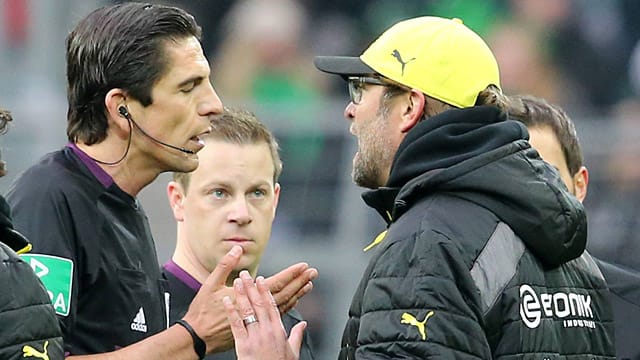 Machtwort von Schiedsrichter Deniz Aytekin: Die Schlussphase der Bundesliga-Partie gegen Borussia Mönchengladbach am 15. März 2014 (1:2) musste Jürgen Klopp wegen Meckerns von der Tribüne aus verfolgen - dabei beteuerte er seine Unschuld.