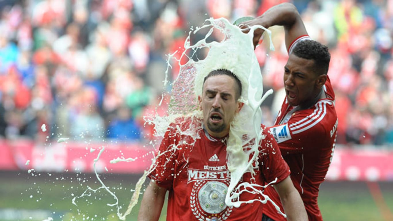Dürfen Franck Ribéry (li.) und Jerome Boateng schon an diesem Wochenende wieder feiern?