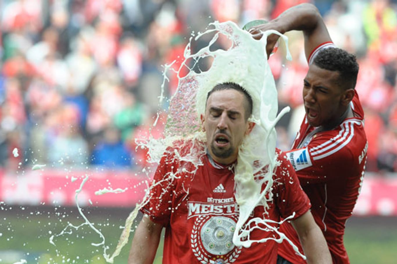 Dürfen Franck Ribéry (li.) und Jerome Boateng schon an diesem Wochenende wieder feiern?