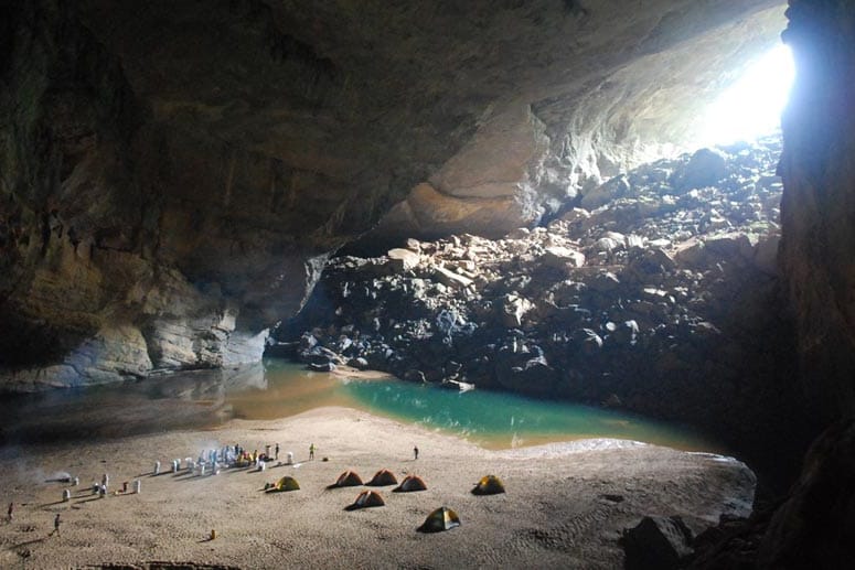 Liegen da Bauhelme auf dem Boden? Nein, es sind die Zelte der Höhlenwanderer in der Hang En in Zentralvietnam.