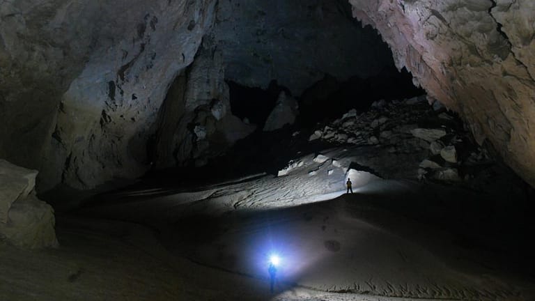 Unvorstellbare Ausmaße: Zwei Guides leuchten einen Hohlraum in der Son Doong Höhle aus.