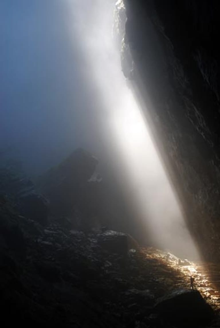 Licht unter der Erde: Steht die Sonne günstig, erreichen die Strahlen durch ein Loch in der Decke den Boden der Höhle.