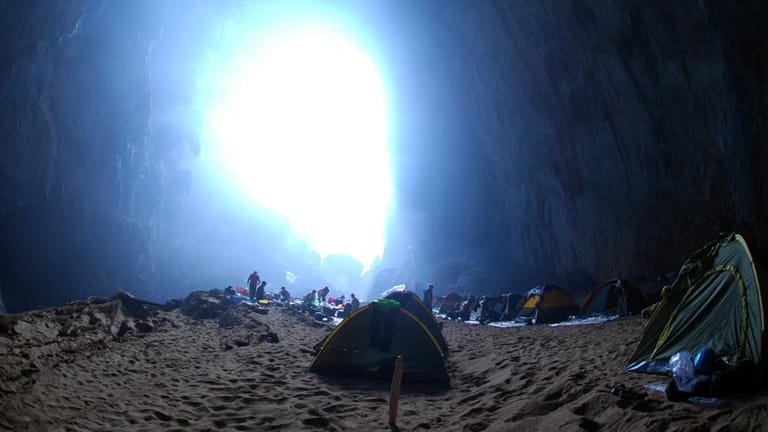 Das letzte Tageslicht fällt durch einen Durchbruch in der Decke ins Camp. Nachts wird es stockfinster in der größten Höhle der Welt - und laut.