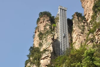 Mit dem Bailong-Aufzug hoch hinaus - und unvergessliche Aussichten auf eine faszinierende Bergwelt genießen.