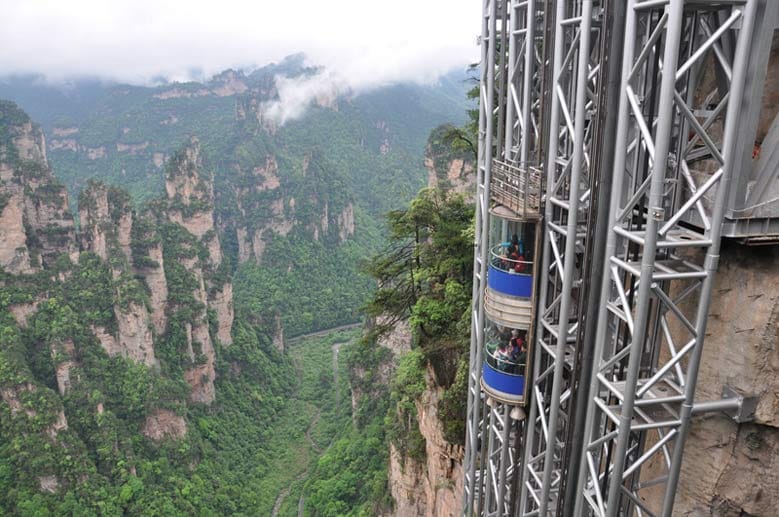Erbaut wurde der Lift an einem riesigen Felsen im Zhangjiajie National Forest Park, der zu Chinas schönsten Naturparks zählt und in der Provinz Hunan liegt.
