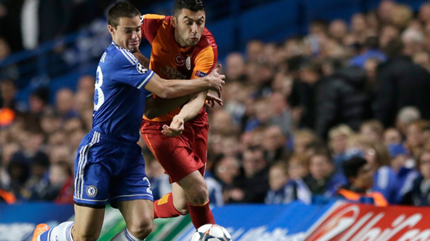 Zweikampfverhalten: Chelseas Cesar Azpilicueta (links) und Burak Yilmaz von Galatasaray Istanbul kommen sich in die Quere.